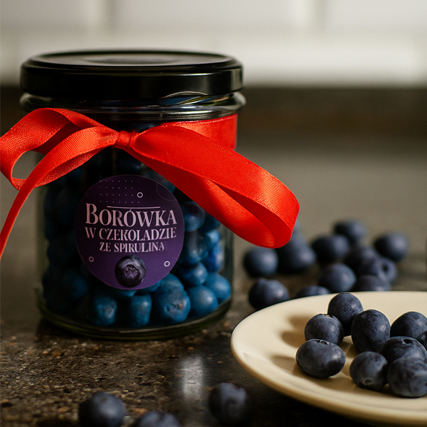 Borówka w belgijskiej czekoladzie ze spiruliną w szklanym słoiku – wyjątkowy prezent z Krakowa